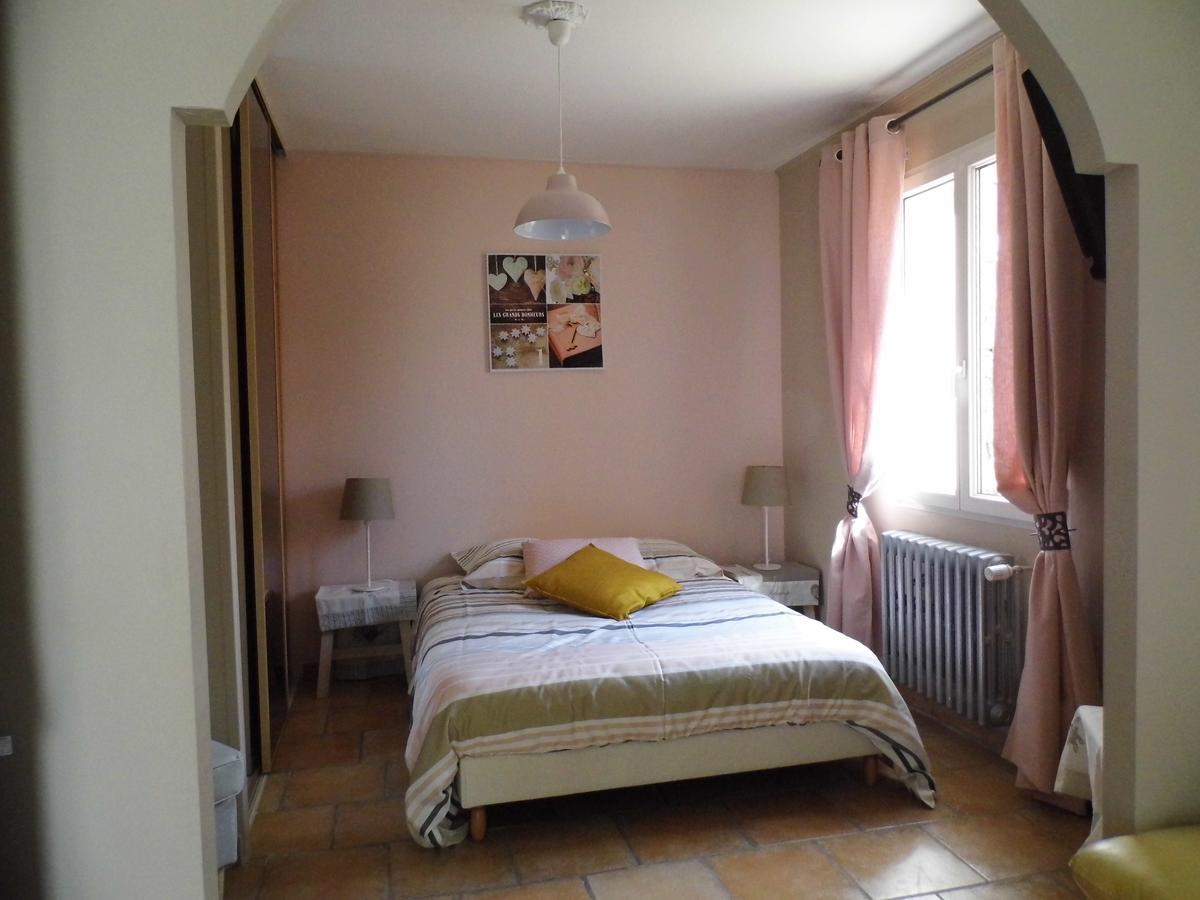 Appartements Dans Villa Privee Avec Piscine, Jardin, Parking Clos, Wifi, Climatisation Meyreuil Exterior foto